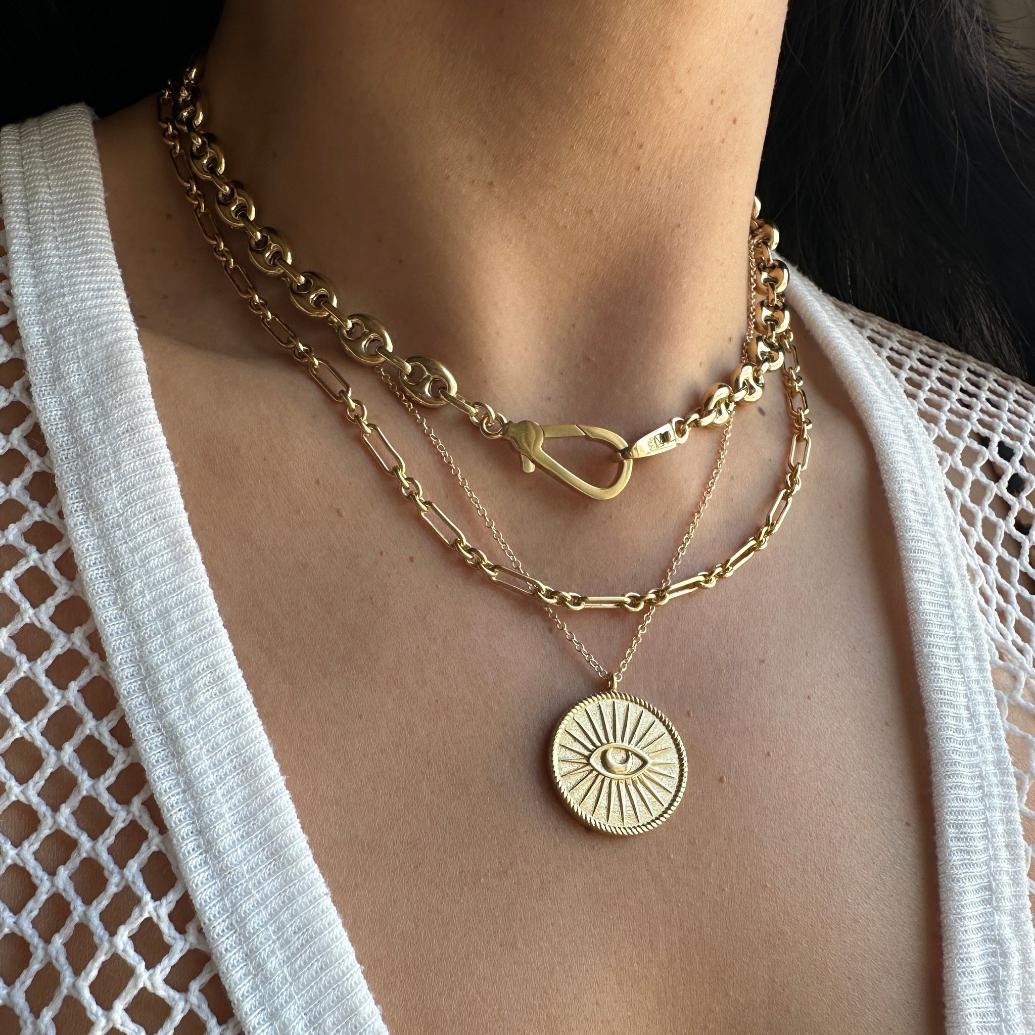 Load image into Gallery viewer, Woman with 3 gold necklaces